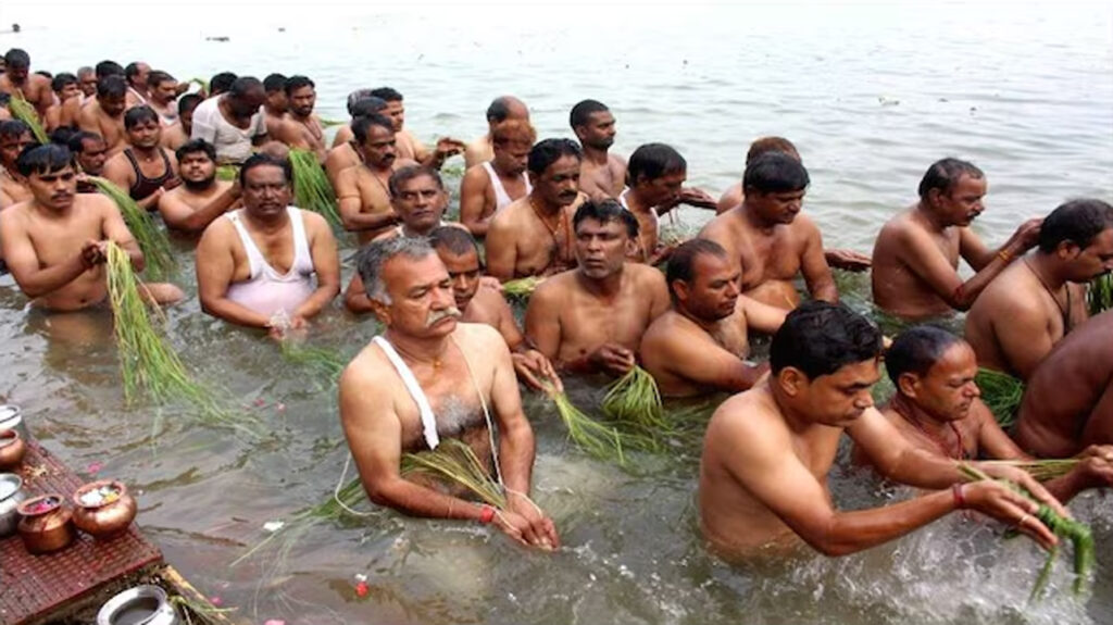 mahalaya tarpan:  মহালয়া-তর্পন - দুর্গাপূজা বিশেষ, গঙ্গায় সম্ভব নয়? শুদ্ধতার সাথে বাড়িতে সহজেই তর্পণ করুন