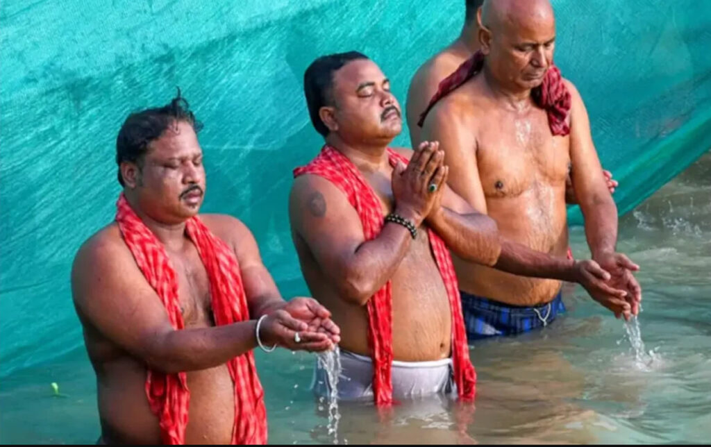 mahalaya tarpan:  মহালয়া-তর্পন - দুর্গাপূজা বিশেষ, গঙ্গায় সম্ভব নয়? শুদ্ধতার সাথে বাড়িতে সহজেই তর্পণ করুন