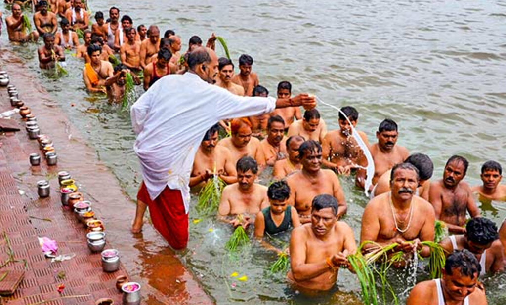 Pitru Paksha in india: ভারতে পিতৃপক্ষ, পিতৃপক্ষের সময় তুলসীর এই আয়োজন করুন, যা আপনাকে আর্থিক উন্নতির সাথে ঋণমুক্ত করবে