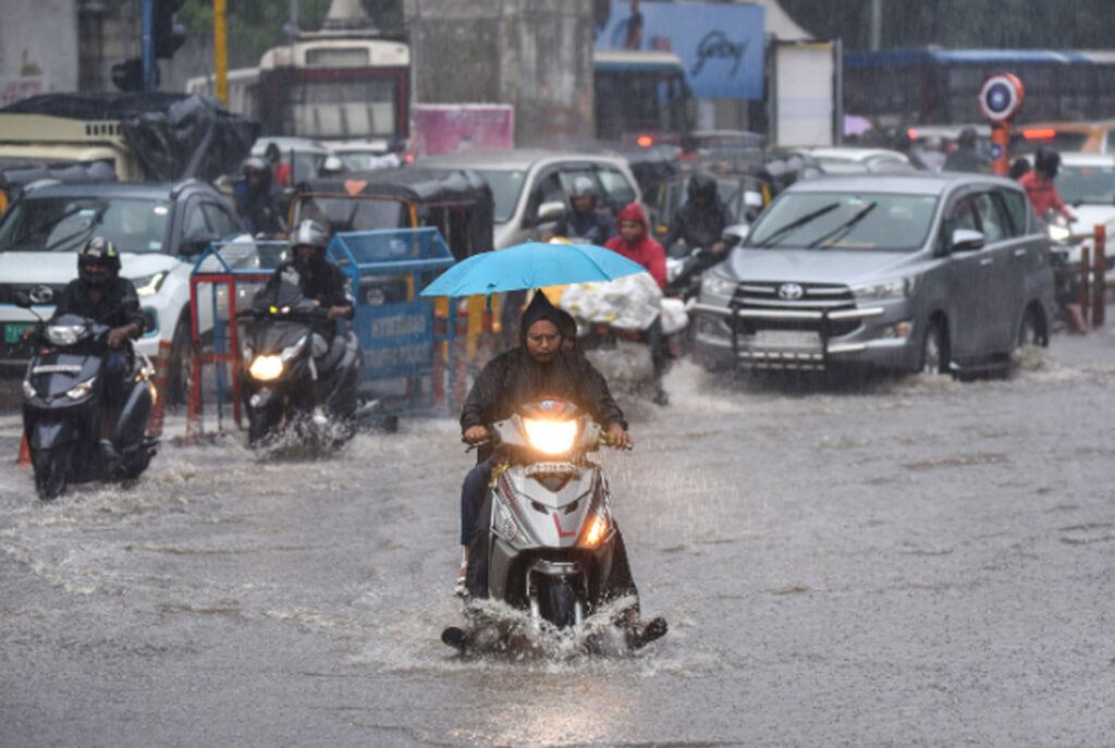 WB rain update: নিম্নচাপ দুর্বল হলেও মঙ্গলে ভারী বৃষ্টি হবে! বুধ থেকে বৃষ্টি বাড়বে কোথায়?