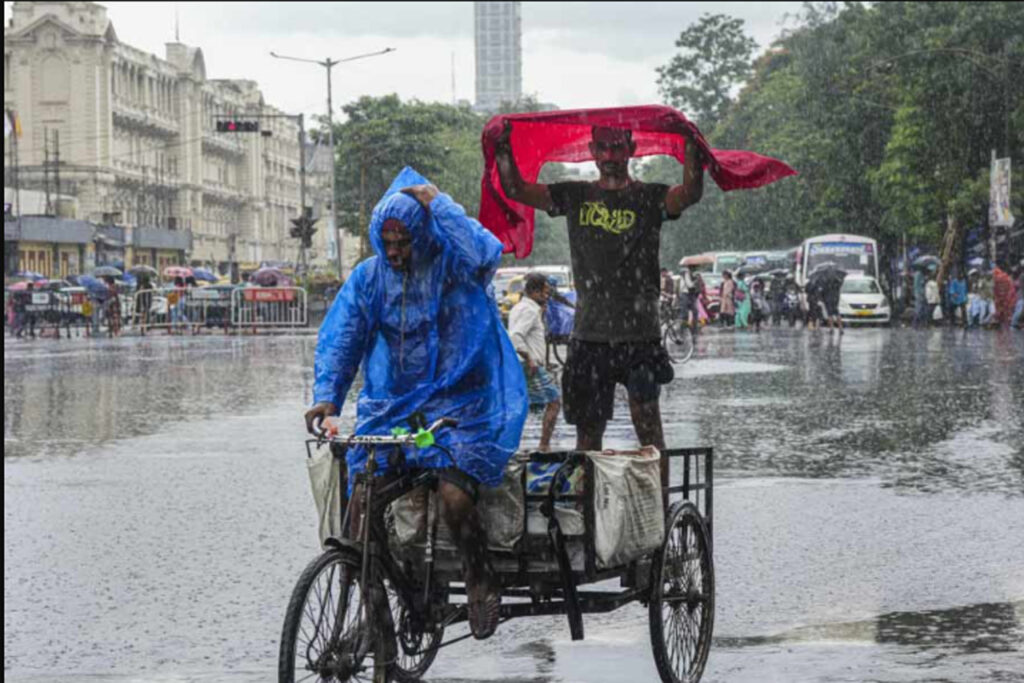 WB Cyclonic Circulation Rain Update: বঙ্গোপসাগরে 'নতুন' হুঁশিয়ারি...! : শনিতে ঘূর্ণাবর্ত, সোমে আরও ১ নিম্নচাপ! পুজোয় ভিজবে বাংলা?