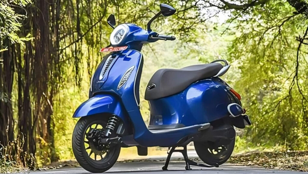 bajaj Chetak Blue 3202 vs TVS iQube:  বছরের সেরা দুই ইলেকট্রিক স্কুটার, মাইলেজ থেকে দাম-ফিচার্স কোনটি বেস্ট?