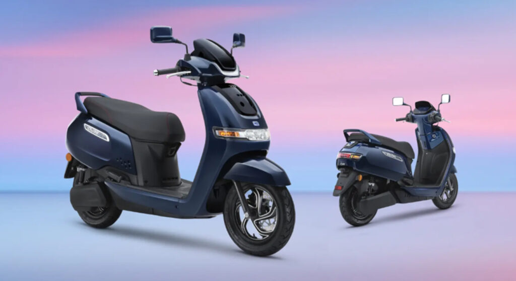 bajaj Chetak Blue 3202 vs TVS iQube:  বছরের সেরা দুই ইলেকট্রিক স্কুটার, মাইলেজ থেকে দাম-ফিচার্স কোনটি বেস্ট?