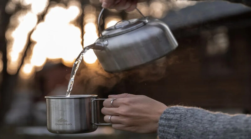 Hot Water Drinking in Empty Stomach: বছরের পর বছর খালি পেটে গরম জল খাচ্ছেন, অজান্তে বিপদ বাড়ছে না তো?